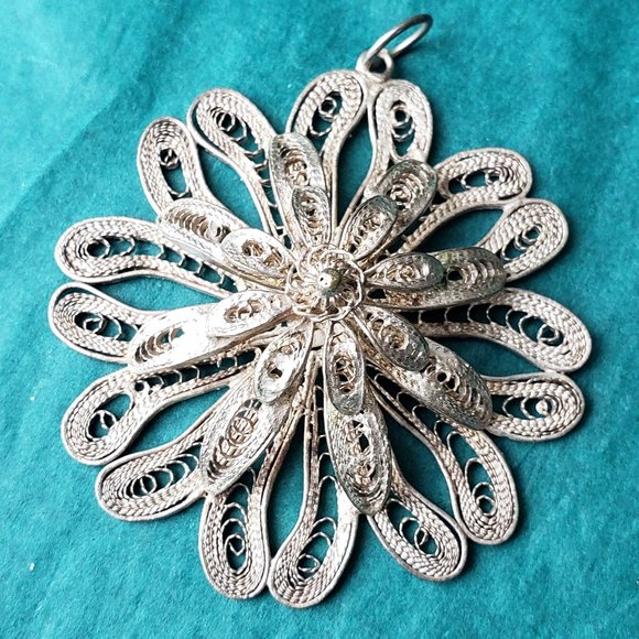 2/20$ Gorgeous vintage filigree flower silver tone - Picture 2 of 5